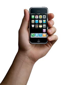Популярность iPhone трудно объяснить его достоинствами. Но будущим потребителям вовремя объяснили, что без этой вещи им не обойтись.  Фото: Apple Inc.