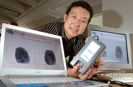 Один из авторов ноу-хау доктор Ли Ван (Li Wang) c датчиком для идентификации пальцев (фото с сайта warwick.ac.uk).