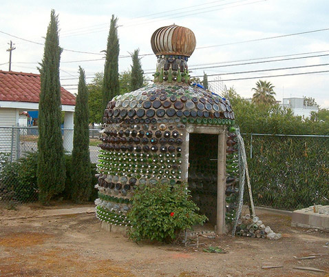 Дом из бутылок в городе Султана (Sultana, Калифорния) (фото mistergoleta).