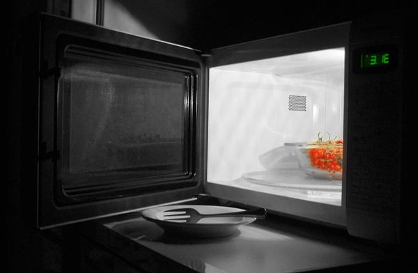 Без микроволновой печи невозможно себе представить современную кухню. Хотя теперь ее размеры, вес и цена значительно уменьшились по сравнению с 1947 годом. Фото: Олег Сендюрев/ «Вокруг света».
