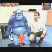 Чтобы посадить это симпатичное чудовище в реальное кресло, стоящее рядом с человеком, достаточно было подключить видеокамеру к компьютеру с новым софтом (кадр с сайта tvinjapan.com).