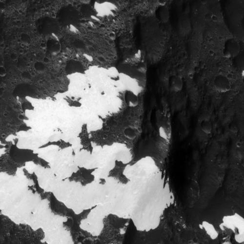 Эти горы, рассмотренные во время последнего приближения Cassini, назвали Вояджер. Хорошее название (фото NASA/JPL/Space Science Institute).
