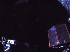 Отделившийся Rstar (левая верхняя часть кадра) медленно отплывает от материнского спутника. Его округлое днище почти слилось по тону с космосом. В правой части снимка виден миниспутник VRAD, отделение которого от Kaguya намечено на 12 октября (фото JAXA).