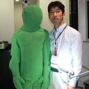 Почему робот зелёный? Чтобы легче его вырезать из нашей реальности, говорит создатель Мичихико Созди (на снимке) (фото Impress Watch Corporation).