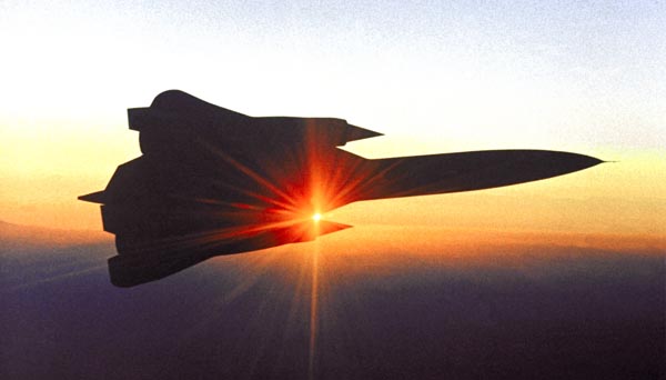 Уже первые полеты самолета YF-12C в 1962 году положили конец спорам о преимуществах стреловидных крыльев. Он послужил прототипом самолета SR-71 со стреловидностью 60°, поставившего несколько рекордов и втрое превысившего скорость звука. После этого преимущества стреловидных крыльев стали казаться очевидными. Фото: DFRC/NASA.