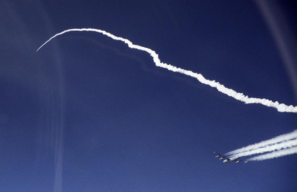 Гиперзвуковой беспилотный «скрамджет» Х-43а более чем втрое превысил рекорд скорости SR-71. Схема полета получилась довольно сложной: сначала бомбардировщик выводил сборку на высоту в 10 000 метров, после чего отстрелившаяся ракета разгонялась до 7М, одновременно поднимаясь на высоту 30 000 м. Дальше до 10М «скрамджет» разгонялся уже сам. Фото: Jim Ross/DFRC/NASA.