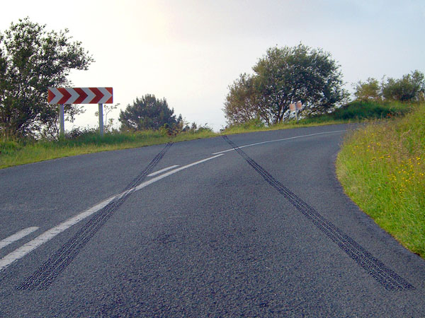 Иследования специалистов по безопасности дорожного движения свидетельствуют о том, что водители не обращают внимание почти на 70% дорожных знаков. А те, кто внимателен к знакам, могут просто не расшифровать замысловатие комбинации дорожных указателей. Фото (Creative Commons license): Mikel Ortega.