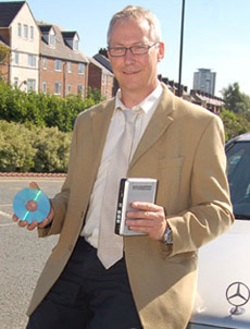 Доктор Танн с прототипом устройства, записывающим данные ещё на CD (фото с сайта thesun.co.uk).
