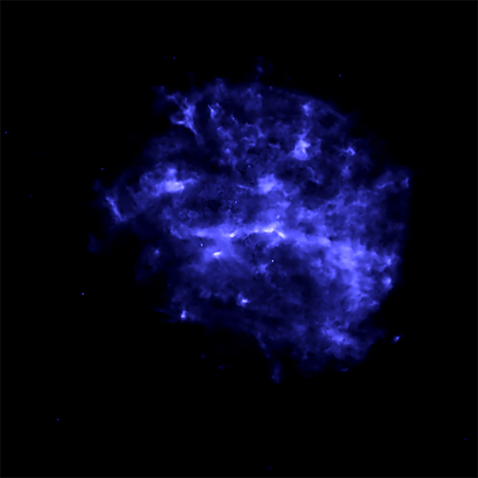 Снимок G292 в жёстких рентгеновских лучах. Расширение газа в туманности происходит очень быстро, из-за чего он интенсивно испускает «икс-лучи», становясь доступным для рентгеновских наблюдений. Кстати, в таких остатках сверхновых астрономы часто обнаруживают тонкие газовые волокна, излучающие высокоэнергетичный рентген, однако в данном случае ничего такого не обнаружилось. Предположительно, причина в слишком большом возрасте звезды, ибо такие волокна должны существовать преимущественно на ранних стадиях расширения оболочки (фото NASA/CXC/Penn State/S.Park et al.).