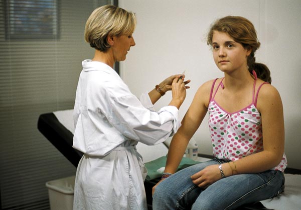 Вакцина против папилломавирусов предназначена, в первую очередь, для будущего поколения девушек и женщин. Так, в России вакцина показана к применению детям и подросткам от 9 до 17 лет и молодым женщинам в возрасте от 18 до 26 лет. Такие возрастные ограничения связаны с тем, что большинство женщин после 26 лет, как правило, оказываются заражены этим вирусом, и вакцинация  не поможет им снизить риск возникновения болезни. Фото: Sanofi Pasteur MSD.