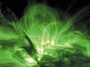 Рис. 2. Вид на солнечную корону и аркаду петель в ней во время вспышки 21 марта 2001 года. Изображение на длине волны 17,1 нм получено при помощи ультрафиолетового телескопа, установленного на спутнике 