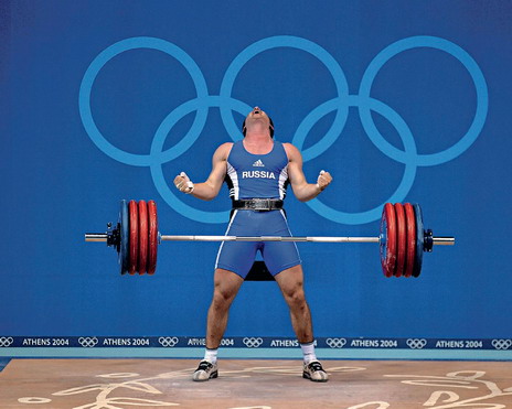 Хаджимурад Аккаев — серебряный призер Олимпиады-2004 в Афинах в весовой категории до 94 килограммов. Бурная радость юноши легко объяснима — ему тогда было лишь 19 лет. Но сила его мускулов уже позволила добиться успеха. Фотограф Джо Макнелли.
