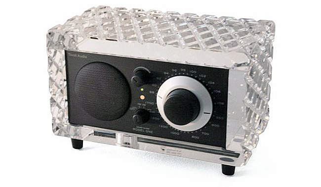 Tivoli Audio выпустили радио и MP3-плеер Model One. Корпус выполнен из хрусталя и был создан шведским скульптором Пэром Сандбергом, специалистом по стеклу и керамике. Стоит подобный девайс не так дорого - всего 4200 долларов. Но их было выпущено всего 30 штук. 