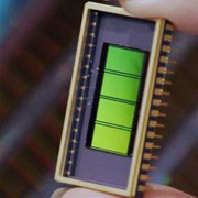 Спрос на флэш-память растёт лавинообразно, утверждает компания Samsung (фото AP/Lee Jin-man).