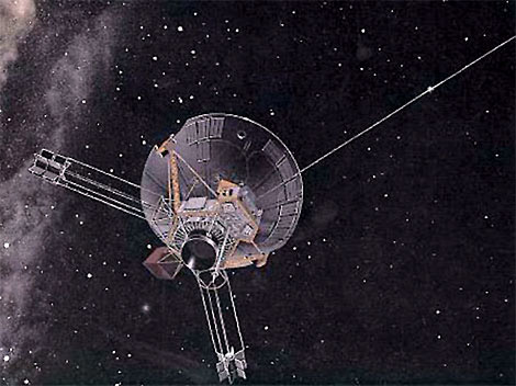 Два запущенных еще в 70-х годах космических корабля Пионер-10 и Пионер-11 должны были улететь за пределы солнечной системы и быть благополучно забыты. Но ускорение неизвестной природы, менее нанометра на секунду в квадрате, отклонило Пионер-10 на 400 000 километров от курса. 