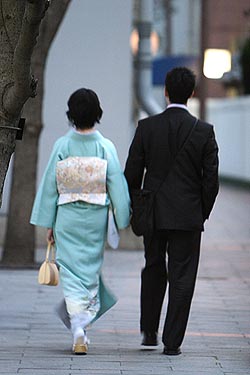 Япония находится на последнем месте по уровню сексуальной удовлетворенности жителей в списке из двадцати девяти стран, который составили ученые из Чикагского университета. Япония также оказалась на последнем месте в исследовании, проведенном фирмой Durex, производящей презервативы: было установлено, что японцы занимаются сексом 45 раз в год, а средний показатель составляет 103 раза. Одна из причин — образ жизни многих японских горожан, которые отдают все силы работе. Фото (Creative Commons license): Masahiro Hayata.