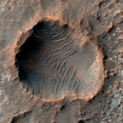Пока что безымянный кратер в Terra Cimmeria (фото NASA/JPL/University of Arizona).
