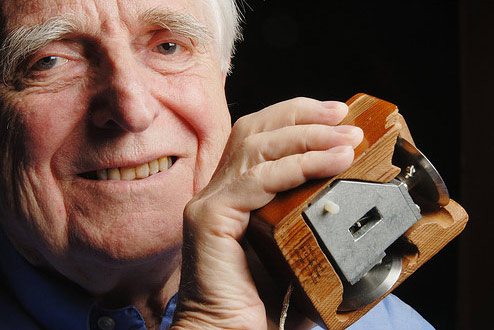 Первый манипулятор «мышь» был представлен в 1968 году Дугласом Энгелбартом (Douglas Engelbart) на выставке Fall Joint Computer Expo в Сан-Франциско.