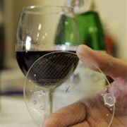 Для анализа вина используется микропотоковый чип, созданный в лаборатории Матиса (фото AP/Eric Risberg).
