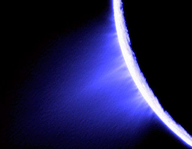 Фонтаны Энцелада вырываются далеко в космос, постепенно рассеиваясь и образуя вот такое симпатичное 