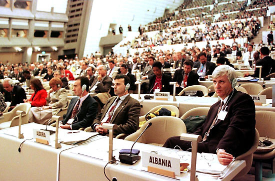 Открытие Киотского совещания по климату в зале конгрессов в Киото. Декабрь 1997 года. Соглашение подписали тогда представители 172 стран. Это фото из Британской энциклопедии приведено и в обсуждаемой статье в Nature.