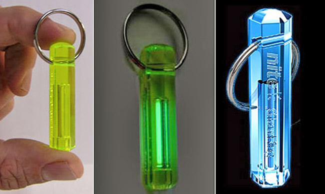 В самом простом варианте в брелоке всего четыре детали: тритиевая трубочка, пластмассовый корпус, заглушка и кольцо для ключей 