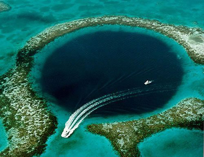 Great Blue Hole, Белиз. Ширина 400 метров, глубина 145 - 160 метров. Точка притяжения профессиональных дайверов со всего света.