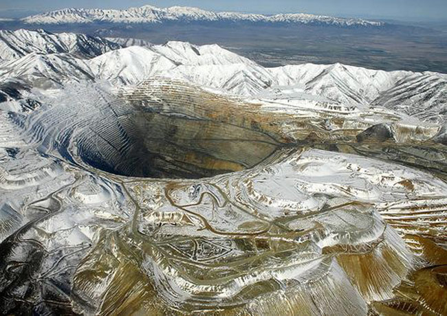 Карьер Kennecott Bingham Canyon Mine, штат Юта. Самый большой действующий карьер в мире - разработка меди началась в 1863 году и идет до сих пор. Приблизительно километр в глубину и 3.5 в ширину.