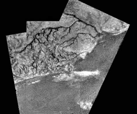 Реки Титана прорезают ущелья в горах (фото с сайта esa.int).
