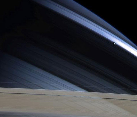 Мимас на фоне затенённого северного полушария Сатурна (фото с сайта saturn.jpl.nasa.gov).