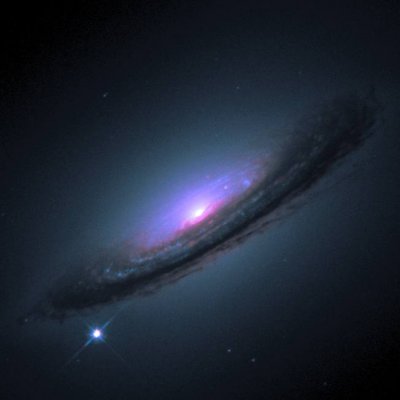 Свечение сверхновых вызвано серией взрывов и взаимодействием сброшенных оболочек.