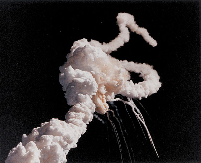 В истории космических кораблей есть и трагические страницы. Шаттл Challenger взорвался на 73-ей секунде полёта 26 января 1986 года. Команда из 7 человек погибла.