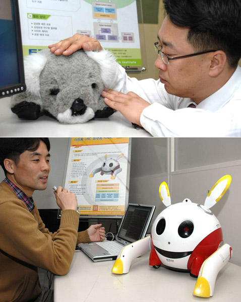 ETRI подал заявку на три международных патента на новации, использованные в этих роботах, и надеется на коммерциализацию разработки сторонними фирмами (фотографии с сайта akihabaranews.com).