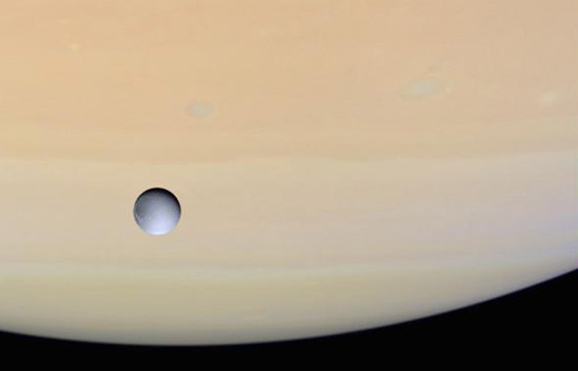 Дион на фоне Сатурна