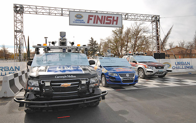 У финишной черты: 3 авто-победителя: 1 место: команда Tartan Racing (Университет Карнеги-Мелона), авто Boss (на базе Chevrolet Tahoe);2 место: команда  Stanford Racing, авто Junior (на базе Volkswagen Passat Variant);3 место:  команда VictorTango политехнического института Вирджинии (Virginia Tech), авто Odin (превращённый в робота Ford Escape Hybrid)