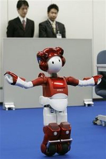 Робот-андроид EMIEW 2