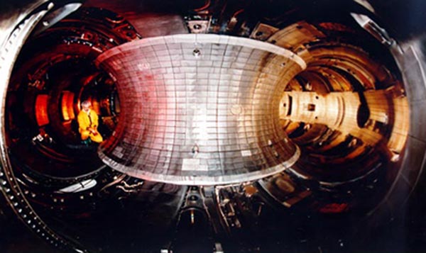 Ученые ищут способы предотвратить постоянную нейтронную бомбардировку, которая делает стенки токамака сильно радиактивными. Фото: Lawrence Berkeley National Laboratory