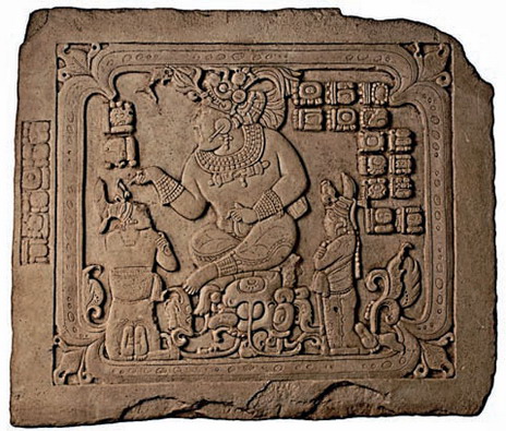 На этом недавно обнаруженном шедевре правитель Канкуэна Тай Чан Ахк совершает ритуальный обряд. Дело было в сентябре 795 года. Стелам и фрескам повезло больше, чем рукописям. Переплеты из шкур ягуара не спасли древние манускрипты от костров инквизиции. До нас дошло лишь несколько «книг». 
