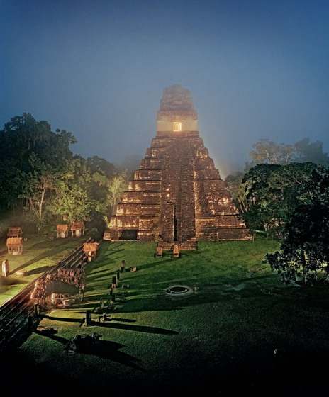Среди джунглей на севере Гватемалы высятся развалины тикальского храма Великого Ягуара. Эти руины и сейчас красноречиво свидетельствуют о величии древних правителей. Тикаль был первой мишенью завоевателей из Центральной Мексики, пришедших сюда в январе 378 года. Но за последующие пять веков побежденный город стал сверхдержавой. Европейцы впервые наткнулись на Тикаль случайно, заблудившись в джунглях.