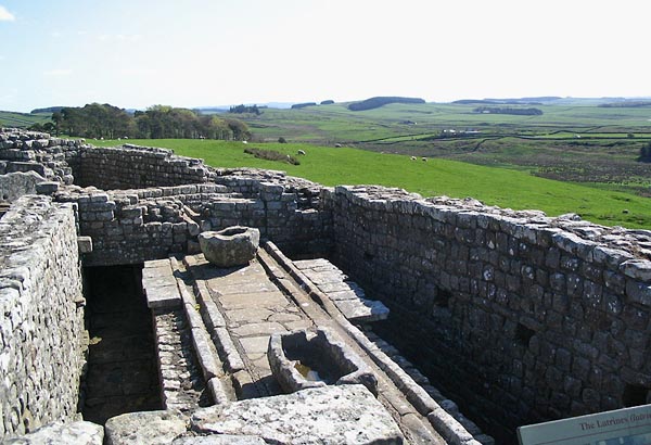 В Римской империи ответственно подходили к вопросу гигиены. Пример тому — вот этот туалет в римском форте, расположенном на тогдашнем «краю географии» — в местечке Хаусестедс, Великобритания.
