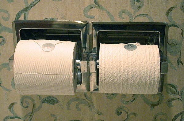 В некоторых отелях в туалете висит два рулона туалетной бумаги разной степени мягкости  