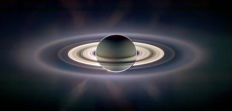 Грандиозный вид Сатурна из его же тени с расстояния в 2,2 миллиона километров (фото NASA).