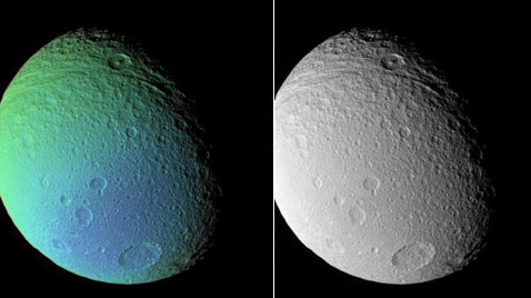 Слева — комбинированное изображение Тетиса в ультрафиолетовом, инфракрасном и зелёном цветах. Справа — обычное чёрно-белое изображение. Кстати, причина такого распределения цвета на первом снимке учёным пока не известна (фото NASA).