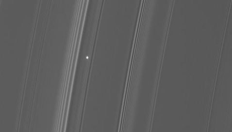Специально для романтиков: один из последних снимков Альдебарана, сделанных Cassini сквозь кольца Сатурна, которые находятся на расстоянии в 358 тысяч километров (фото NASA).
