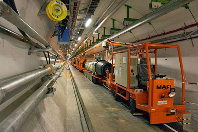 27-километровый подземный туннель, предназначенный для размещения ускорителя LHC. <br />
