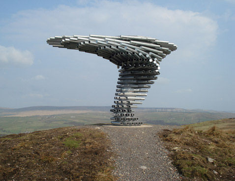За скульптурой видны ветряные мельницы деревеньки Кливиджер (Cliviger), расположившейся на границе с графством Йоркшир (фото с сайта 43places.com).