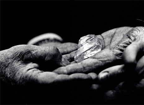 Этот редкий алмаз был найден в Демократической Республике Конго, ему предстоит проделать долгий и опасный путь, прежде чем он станет бриллиантом и встретится со своим хозяином.