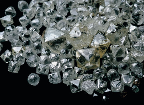 Эти необработанные алмазы весят от четверти до десяти каратов. Три миллиарда лет назад они образовались в недрах Земли. Эти кристаллы родом из Ботсваны, но, после того, как они доберутся до мирового рынка, узнать их происхождение будет уже практически невозможно.