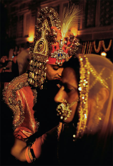 Свадьба в индийском городе Джодхпуре. На женихе – усыпанный бриллиантами головной убор сарпеч, доставшийся ему в наследство. Как и во всем мире, бриллианты в Индии считаются символами любви.