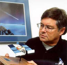 Браунли и модель космического аппарата Stardust (фото NASA).